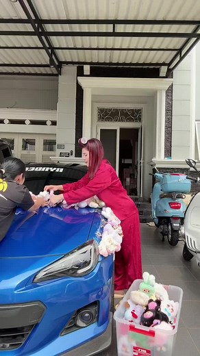 Unboxing Blind Box di Mobil Biru yang Lucu