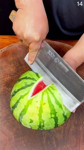 Cara unik memotong buah semangka segar dengan pisau super tajam #shorts
