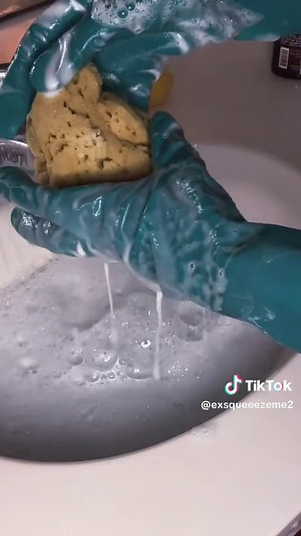 Hot water Rinsing my dried up pasty sponges from my fail of turning my paste tote into powder. This was satisfying 🙂‍↕️ #spongerinse #spongesqueezing #asmr #cleantok #asmrspongesqueezing
