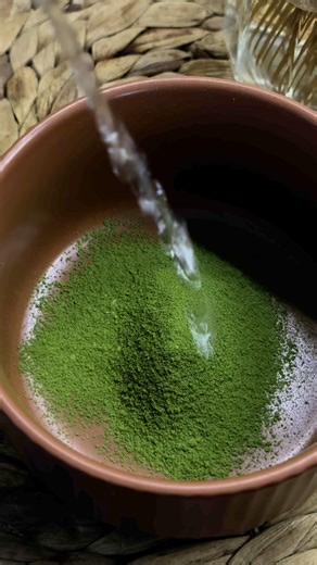 Aujourd’hui, j’te montre comment faire une belle mousse pour ton matcha latte 🥰. Off course, il te faudra : un bon matcha, un chasen (fouet en bambou) et ton bol à matcha.Fais tremper ton chasen 2 minutes dans de l’eau chaude pour assouplir les brins de bambou. Ça évite qu’ils cassent et ça améliore la mousse.Pendant ce temps, mets ton matcha dans le bol… et c’est parti, a vos fouets! #matchalatte #matchahinatea #matchatime #matcha #vahinespirit | Vahine Spirit