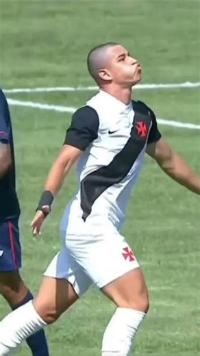 Plantão Vascaíno on Instagram: "💢⚽ GOL DO VASCO, BRUNO LOPES EMPATA PARA O VASCO NA COPINHA! O Gigante saiu atrás do placar com um gol totalmente irregular, além da bola não ter entrado, o adversário finalizou com braço. Mas em grande jogada de Zuccarello, Juninho e Bruno Lopes, o Vasco empata a partida diante do Guanabara City, de Goiás. 🎥 Xsports #CRVG"