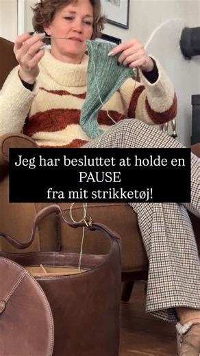 Marie-Louise Veber Paustian on Instagram: "Jeg har besluttet at holde pause fra mit strikketøj. …og i pausen slår jeg lige op til en cardigan 😇 Klassisk, ikke? Mange af os har flere projekter liggende. Nogle af os har… lad os bare sige det, som det er: utallige. Er du en af dem – eller er du så disciplineret, at du altid kun har ét strikketøj i gang ad gangen? Mit WIP (Work In Progress) bliver altså sat på pause – men det kommer ikke til at ende som en UFO (UFærdigt Objekt). Dét er jeg stensikk