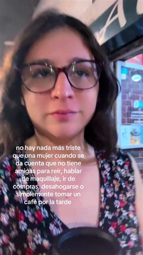 Hoy salí a caminar y me dio tristeza darme cuenta de que no tengo amigas con quien ir por un café o salir sin planear tanto. Y sí, duele un poco. Pero también entendí que estae sola a veces es para aprender a convivir conmigo. A invitarme yo misma, a darme gustos sin esperar compañía, a disfrutar mi propia presencia. Tal vez no es soledad… tal vez es aprender a ser mi lugar seguro. ✨ #parati #fypシ゚ #fyp #paratiiiiiiiiiiiiiiiiiiiiiiiiiiiiiii