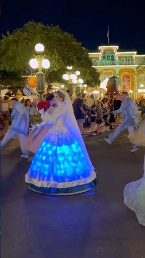 The Floating Bride Mickey's Halloween Party #waltdisneyworld #magickingdom #halloween