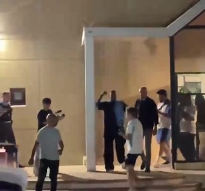 216K views · 3K reactions | Le premier geste de Timothy Weah  en sortant de l’aéroport  Assez révélateur de sa situation des dernières semaines pour le coup.⛓️‍ 퐋퐈퐁퐄́퐑퐀퐁퐋퐄 ! ✊ #MercatOM #TeamOM #OM 冀懶 | OM News Officiel | Facebook