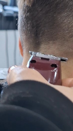 მამაკაცის ვარცხნილობა „VIP Style“-ში 💇‍♂️ ნამდვილი სტილი დეტალებში ჩანს — და სწორად შერჩეული ვარცხნილობა ქმნის პირველ შთაბეჭდილებას! ჩვენს პროფესიონალ სტილისტებთან მიიღებ ზუსტად შენზე მორგებულ შედეგს — სისუფთავე, სიზუსტე და სტილი, რომელიც გამოგარჩევს ყველასგან. ✂️ სტილისტი: ეთო სადიკოვა 📍 ქობულეთი, რუსთაველის 121ა / აღმაშენებლის 12 📞 568 18 12 02 ✨ „VIP Style“ — როცა ყოველი ვარცხნილობა ელეგანტურობის ნიშანია. | VIP STYLE