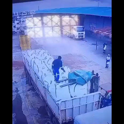 Safety Fails on Instagram: "This is WHY Fall Protection Matters – Worker Falls Off Flatbed While Removing Load Straps😳 @safetyfails1 - Let’s Increase Workplace Safety #construction #construção #construccion #contractor #excavator #accident #accidents #construction #construção #safety #safetyfirst #maintenace #oil #oilchange #slip #laddersafety #risk #risky #firesafety #training #fails #eletrical #hardhat #PPE #fire #crane #cpr #cranefails #welding #warehouse #ladder #excavator #fails"