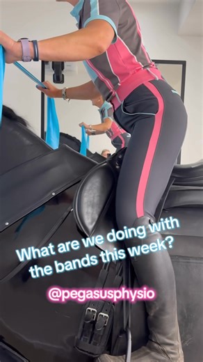 🎯 Band work this week focused on shoulder blade awareness! A lot of riders don’t realise they’re riding with winged shoulder blades – where the shoulder blades lift off the ribcage instead of staying gently anchored. It might not sound like a big deal, but it can seriously affect upper body stability, rein contact, balance, and how well you absorb movement through the torso. 👀 A winged scapula often shows up as: – Shoulder blades poking out – Overuse of the neck, upper traps, or arms – Lack of