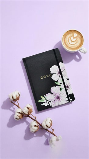 𝗖𝗹𝗮𝘂𝗱𝗶𝗮 𝗥𝗺𝘇 ｌ𝖠𝗋𝗍𝖾 𝗒 𝖣𝗂𝗌𝖾𝗇̃𝗈 on Instagram: "La agenda más bonita y práctica para este 2026 ✨📔🗓️ @mahnoabrand El arte de la acuarela hecha agenda 🌸🎨 Flores, organización y calma que te acompañan todo el año. Agenda de mano tipo booklet semana vista: • Tamaño ideal para llevar a todos lados (14.5 x 21 cm) • Semana por página + espacio para notas • Planeación mensual, anual y control financiero • Separadores mensuales, frases motivacionales y páginas especiales • Enero a dic