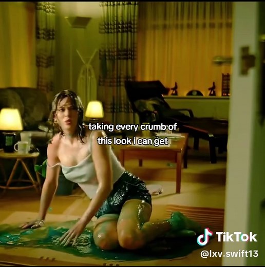 Taylor Swift's Iconic Look: Style Inspiration