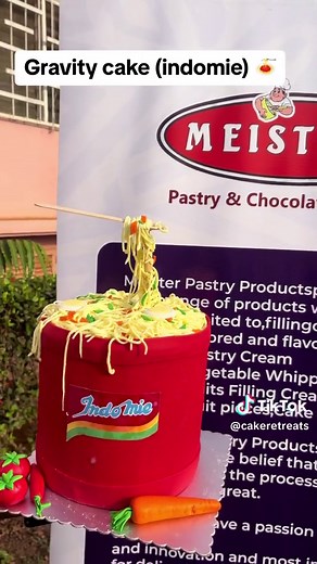 Cake sitting pretty 😻