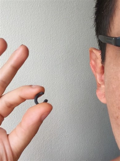 ¿Estás inconforme con tus orejas? Corrígelas en segundos con un clip negro marca Clipping. Conaigue los tuyos en nuestra página web, link de compra en la Bio ✅ y cambia tu apariencia en segundos. #foryou #correctordeorejas #otoplastia #modamasculina #modafemenina