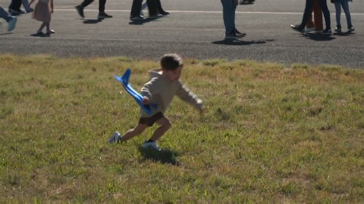 Canberra airport’s hosts tens of thousands of people for its open day airshow