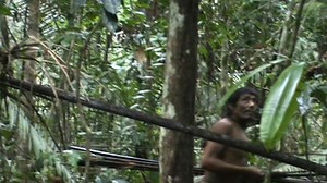 Mit Pfeil und Bogen im Dschungel