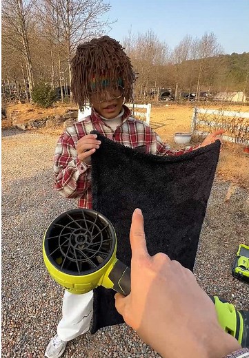 We raced the blower against a microfiber towel.The towels tried…respect.But air doesn’t get tired,soked,or leave streaks.Blower wins #detailing #carcleaning #cardetailing #carwash #categoryspotlight