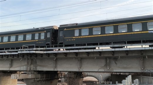 西局西段HXD3D-0022带0K691车底进呼市东办客 依旧XL25BG