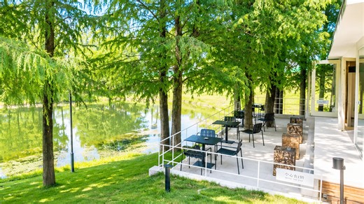 En stille caféterrasse skjult ved shoppingområdet ved søen