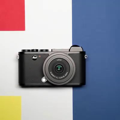 We celebrate „100 years of bauhaus“ with the special limited Edition Leica CL “100 jahre bauhaus – bauhaus museum dessau”. The edition comes as a set with the Elmarit-TL 18 f/2.8 ASPH. Get your collector's piece now: http://bit.ly/2mC8gvz | Leica Camera