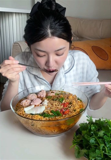 Mukbang Tô Mì Tôm Trứng Chần Ngon Miệng