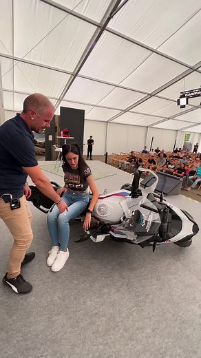 20M views · 268K reactions | Y tú, ¿cómo levantarías una BMW R 1250 GS? ⚡️ : @maikel.spa_bmwmotorrad vanesagarcia_r6 (IG) #BMDSabiñanigo22 #BMWMotorrad #MakeLifeARide | BMW Motorrad España | Facebook