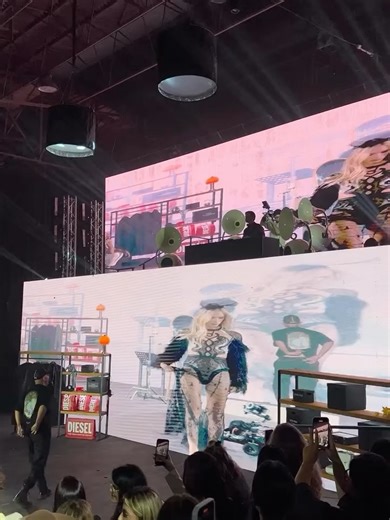 Stav Strashko on Instagram‎: "ערב מרגש של @itay_bezaleli ו @samsungisrael ✨תודה ענקית ל @orzehavi_ חברי היקר על ההפקה של כל הדבר הזה ול @alonlivne על הלוק הבלתי נשכח ❤️"‎