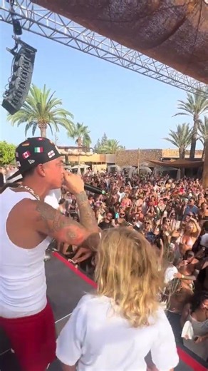 Central Cee madness with fans on stage