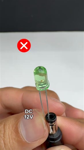 Cómo conectar un LED de 3V a 12VDC 😱💥 #electronic #led