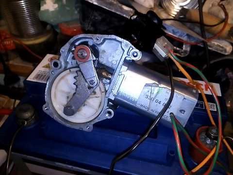 Fonctionnement d'un mécanisme essuie glace arrière.