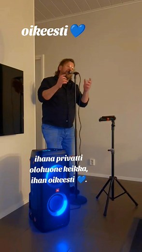 Ihana rakkauden ja ystävyyden täyteinen olohuone keikka. Näissä on jotain OIKEESTI parasta 💙🎶💎 Kiitos Raija Kauppila 💙 Finlanders Team #oikeesti #ystävyys #fyp #finlanders | Artisti Tommi Kostekivi