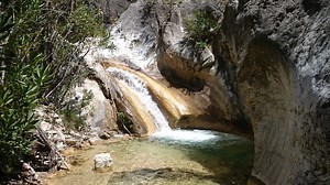 Olvídate de los tópicos, Málaga esconde mucho en su interior, descrubre parajes únicos, paisajes encantados, ríos de agua cristalina, cascadas impresionantes,... Si estas cansado de que solo se asocie Málaga a sus playas comparte este vídeo. Suscribete a YouTube para no perderte ningún vídeo. YouTube FullHD 1080p: https://youtu.be/FxxNFSExswE | GPS Málaga