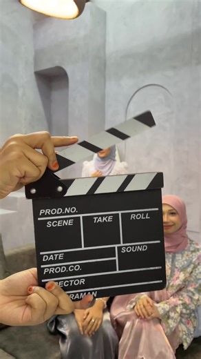 Thank you adik cantik sudi luangkan masa di Retro Studio 💓 Backdrop Raya Luxe memang on point!