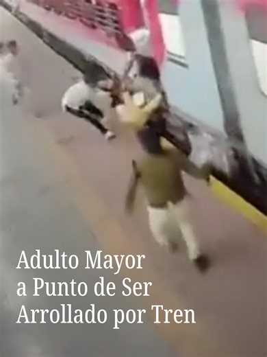 Un hombre de 75 años fue rescatado después de que se resbaló al tratar de subir al tren cuando este ya había comenzado a avanzar. Los hechos ocurrieron en el segundo andén de la estación Purna Junction de la línea South Central Railway, en Maharashtra, India. El adulto mayor estuvo a punto de caer a las vías del tren, pero fue rescatado por una mujer policía. Subir con el tren en movimiento es una costumbre que las autoridades intentan desalentar con campañas de concientización. #viralnmás #indi