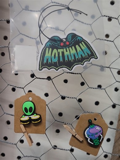 👽 LAPEL PINS 👣 Bigfoot and Alien lapel pins have restocked!