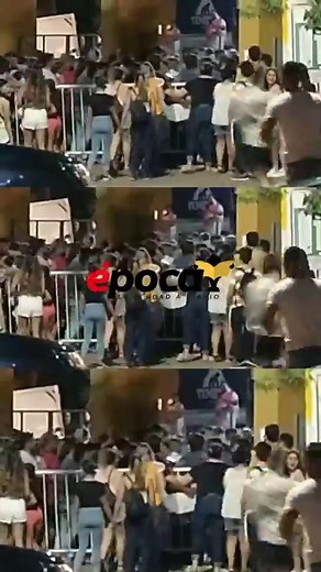 🪗 La presencia de Karina y Mario Bofill atrajo a miles de personas al Anfiteatro Cocomarola para disfrutar de una de las grillas más importantes de la Fiesta Nacional del Chamamé. ❌ Sin embargo, poco después de las 22 se produjo un colapso en las medidas de seguridad. 📹 Cómo se pueden ver en las imágenes, no solo hubo peleas sino que cientos de personas burlaron los controles y accedieron al predio. 🛑 En tanto que, el público que si tenía entradas para la séptima noche no logró ingresar al An