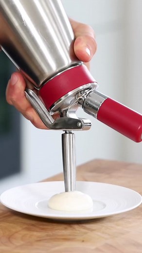 Onion foam recipe 🧅 Love the flavor and texture of this foam! It’s very creamy and it goes super well with the glazed oxtail and crispy potato leaves. Find the recipe written on my IG and more recipes on my YouTube channel “Jules Cooking” 🙌🏼 Hope you all have a great weekend! #julescooking #recipe