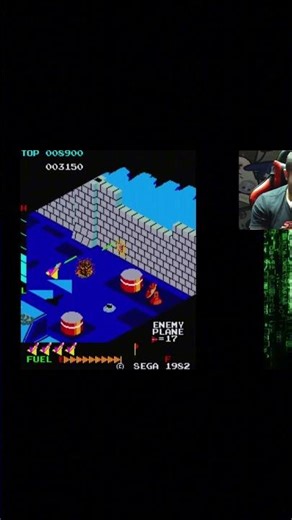 Trying to escape the base in Zaxxon #cirrasretrogames #zaxxon #sega