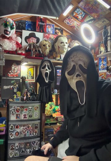 Ghostface Cosplay: Unmasking Scream's Iconic Style