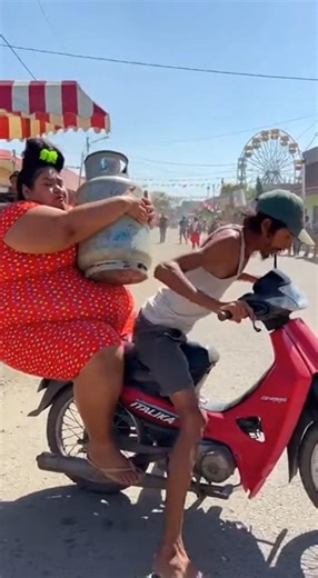 ¡La Italika vs. El Tanque de Gas! 🏁 Doña Cleto no perdona el peso... 🤰💨 #humor #funny #fail #shorts