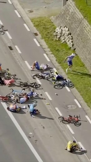 Horrific crash today during Dwars door Vlaanderen 😔 The crash involved major favorites including van Aert, Pedersen, and Stuyven. 🎥 Eurosport | Velo