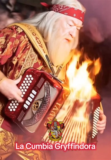 Albus Dumbledore tocando la cumbia de Gryffindor en el acordeón 🦁🪗 Suena La Cumbia Gryffindora en la torre de Gryffindor en Hogwarts con Dumbledore, Harry Potter y Ron 🔥 ¿Team León 🦁 o Team Serpiente 👀🐍? #gryffindor #gryffindor🦁 #cumbiasonidera #harrypottertiktok #harrypotter