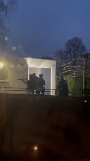 Dienst Speciale Interventies ingezet in Rijsbergen na achtervolging vanuit België. Meer dan 70 agenten zijn ingezet om de daders te pakken. Uiteindelijk zijn alle 3 de daders opgepakt. #DienstSpecialeInterventies #dsi #rapidresponseteam #rrt #achtervolging #politie #arrestatieteamnieuws | ArrestatieteamNieuws