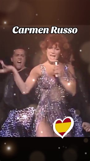 Carmen Russo al Grand Hotel: Un'Esibizione Iconica in Spagna