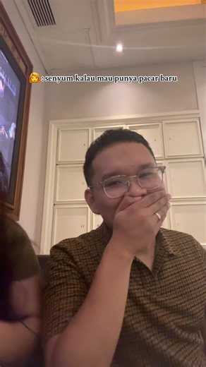 Senyum Kalau Mau Punya Pacar Baru — Reaksi Malu Pasangan