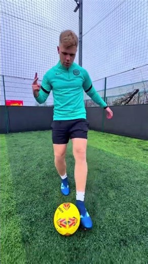 How To FAKE PASS Football Skill ⚽️🎓🔥