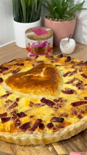 Kinette Beautyfood on Instagram: "Idée Repas Saint-Valentin ♥️✨♥️✨Ingrédients pour une Quiche 😋🤩 : Ingrédients • 1 Caprice des Dieu (grand format) • 2 pâtes feuilletées • 3 petites pommes de terre ou 2 grosses • 150 g de lardons fumés • 2 oignons caramélisés • 3 œufs • 20 cl de crème liquide entière • 1 jaune d’œuf pour la dorure Enfourne 30 minutes à 180 °🔥 Laisse tiédir avant de découper 😋 #recette #recettefacile #viralreels #kinette_beautyfood"
