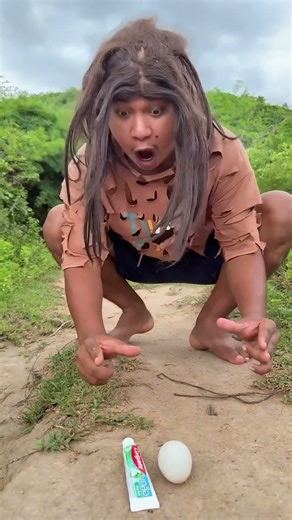 A wild insect was stuck on the girl’s hand 😱🐛✋