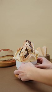 170K views · 211 reactions | ☕ Il classico italiano, ora in versione gluten-free! Il Kit Tiramisù Senza Glutine porta in gelateria tutto il gusto autentico del dolce italiano più amato, in una versione adatta a tutti. Crema al mascarpone e un intenso Variegato Tiramisù al sapore di caffè espresso, senza glutine ma con tutta la bontà del tiramisù originale.  Scopri la ricetta nel Catalogo Novità 2025: https://bit.ly/3FL1k7m | Mec3 Prodotti per Gelato | Facebook