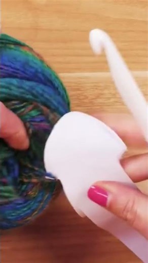 Crochet | Loop Scarf with Twists and Color Gradients | 1 Ball of Yarn, 1 Scarf | Winter Idea