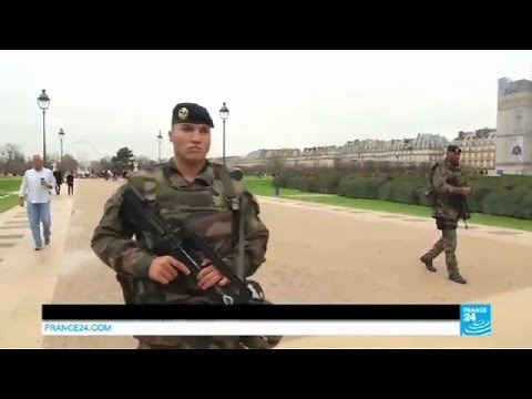 Military Paris: thousands of armed soldiers on patrol