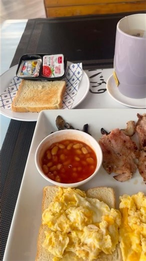Best Cheap Breakfast in Pattaya? 🇹🇭 Trying Whisky’s Morning Deal! #youtubeshorts